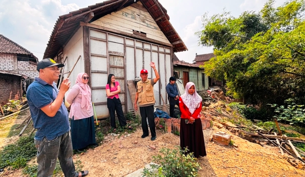 camat-kaliori-dan-kepala-baznas-rembang-tinjau-korban-tanah-amblas-di-dukuh-gobog