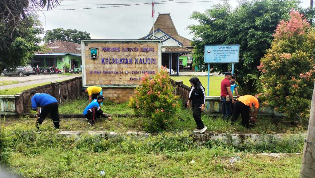 jumat-bersih-bu-camat-dwi-dan-asn-kecamatan-kaliori-gotong-royong-menjaga-lingkungan-kantor