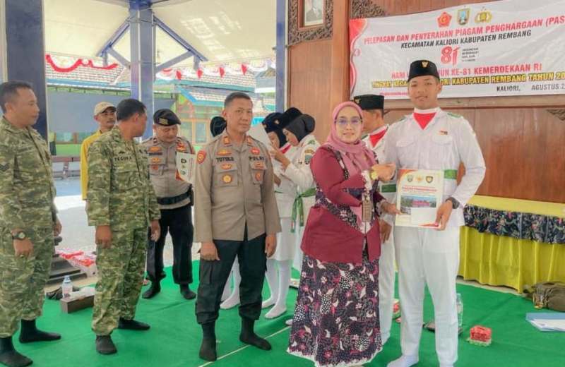 camat-kaliori-lepas-dan-serahkan-penghargaan-kepada-regu-paskibra-kecamatan-kaliori