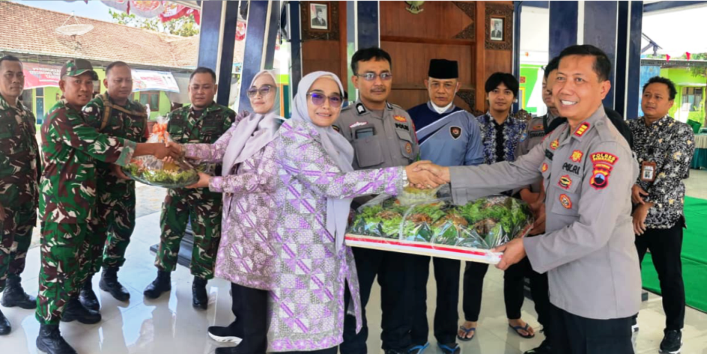 peringati-hari-jadi-ke-285-kabupaten-rembang-camat-kaliori-terima-ucapan-selamat-dan-tanda-kasih-dari-forkopimcam
