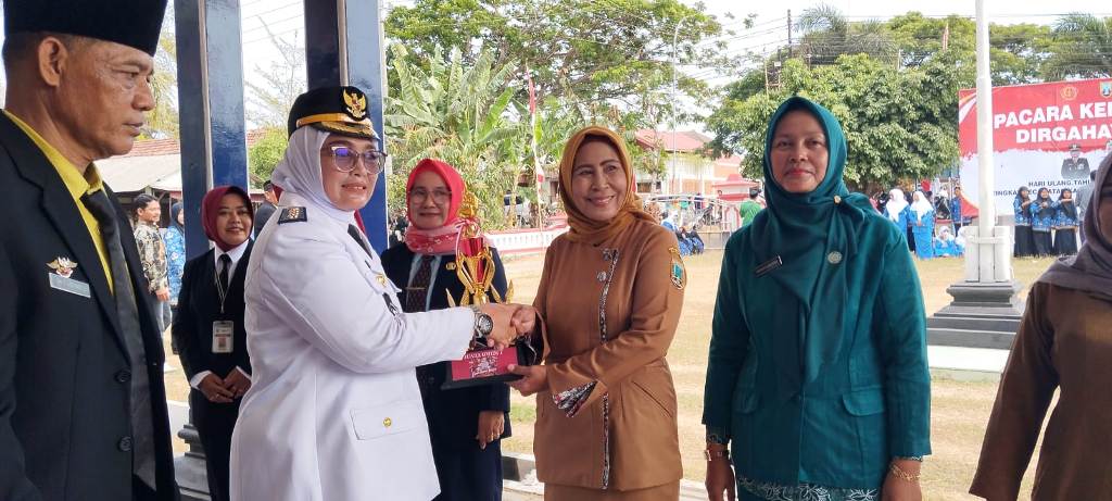semarak-hut-ke-81-ri-camat-kaliori-serahkan-apresiasi-kepada-para-juara-lomba-17-an