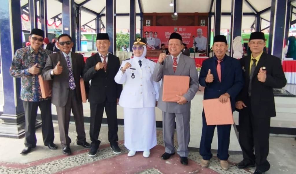 camat-kaliori-berikan-cinderamata-kepada-para-mantan-camat-sebagai-wujud-apresiasi-dan-terima-kasih