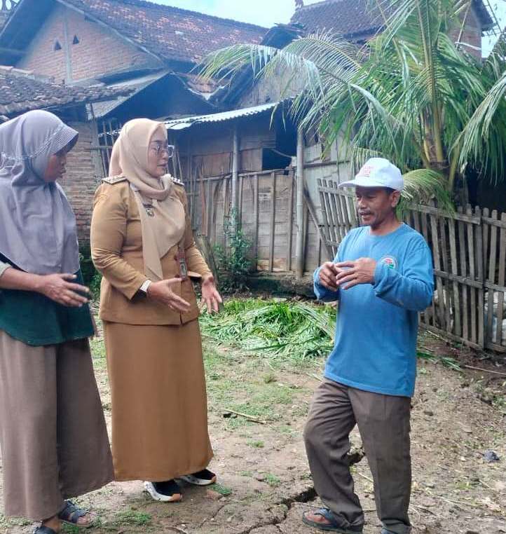 camat-kaliori-tinjau-lokasi-tanah-amblas-di-dukuh-gobok-desa-gunungsari