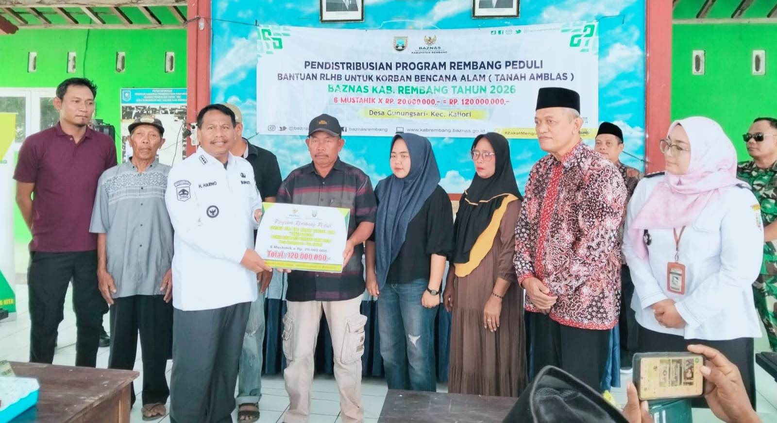 bupati-rembang-serahkan-bantuan-rtlh-bagi-enam-keluarga-korban-tanah-ambles-di-dukuh-gobog