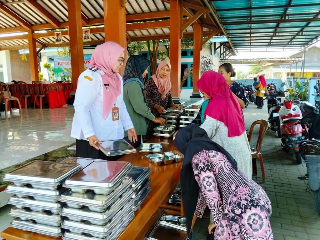 camat-kaliori-tinjau-pelaksanaan-program-mbg-di-desa-meteseh-pastikan-menu-sesuai-standar-gizi