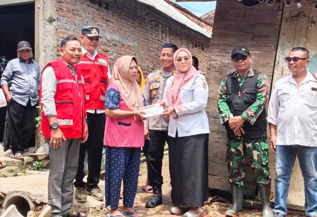 pmi-kabupaten-rembang-salurkan-bantuan-kemanusiaan-bagi-korban-longsor-dan-ambles-di-dukuh-gobok