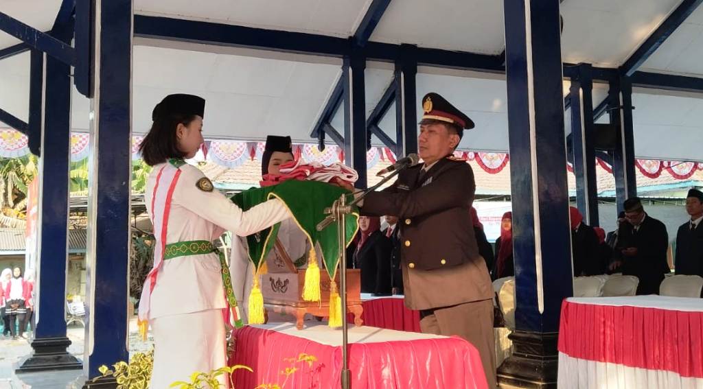 upacara-penurunan-bendera-hut-ke-81-kemerdekaan-ri-di-kecamatan-kaliori-berlangsung-khidmat
