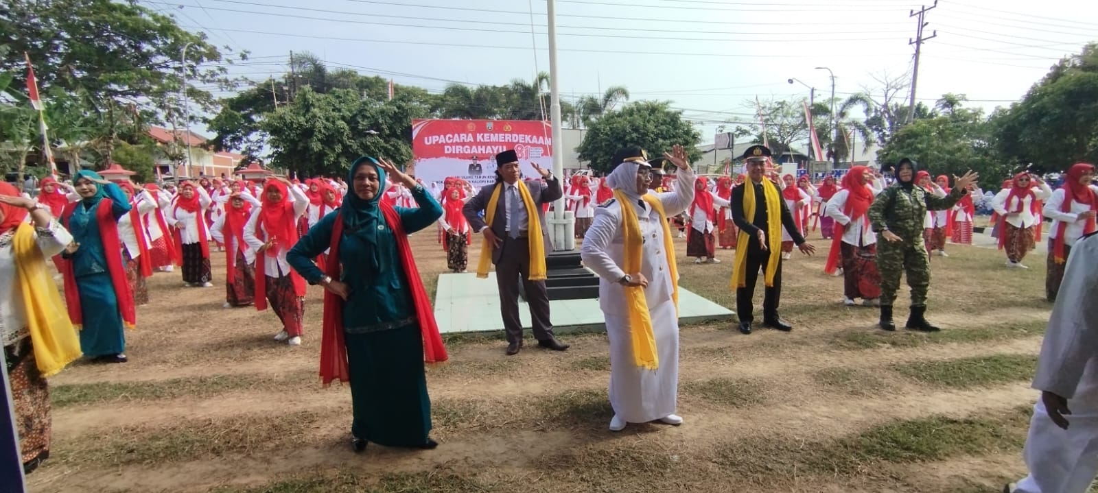 usai-upacara-hut-ke-81-ri-camat-kaliori-dan-forkopimcam-ikuti-tari-orek-orek