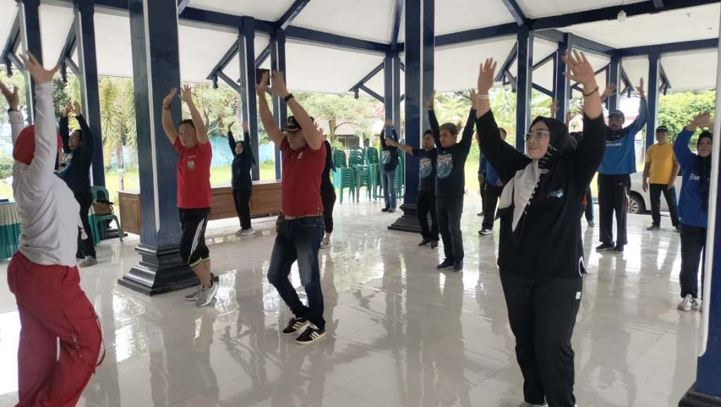 bu-camat-dwi-gagas-senam-sehat-jumat-pagi-untuk-jaga-kebugaran-asn