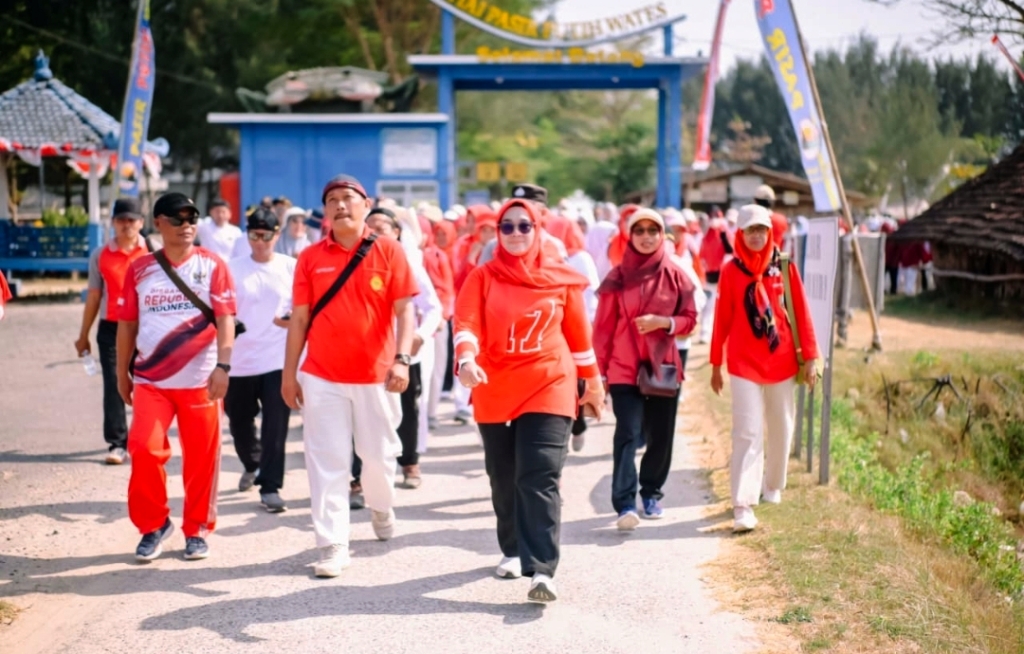 semarak-hut-ri-ke-81-camat-kaliori-pimpin-senam-sehat-dan-jalan-santai-di-pantai-pasir-putih